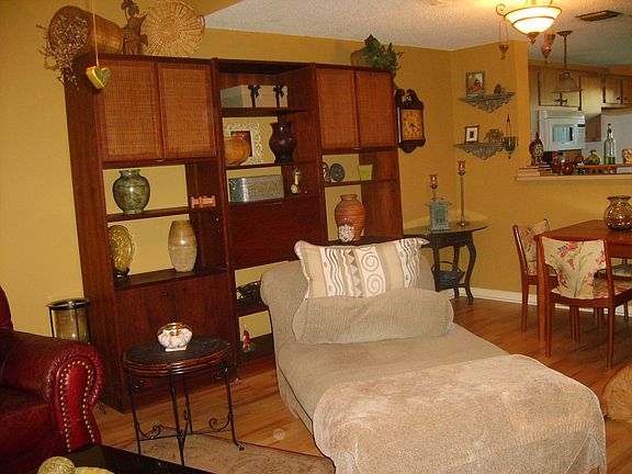Living Room/Dining Area