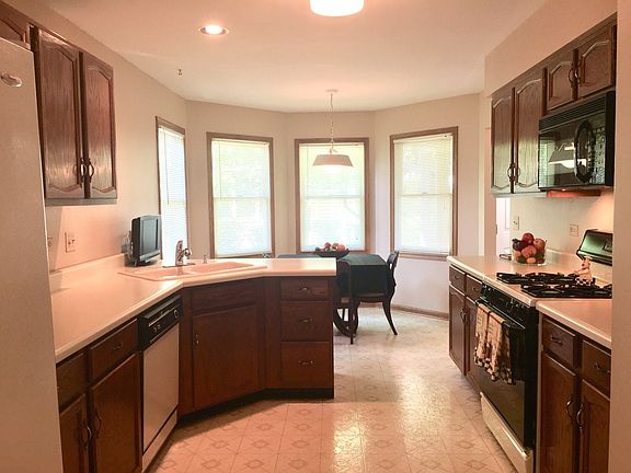5th image of 1309 Fairfield Ct #L