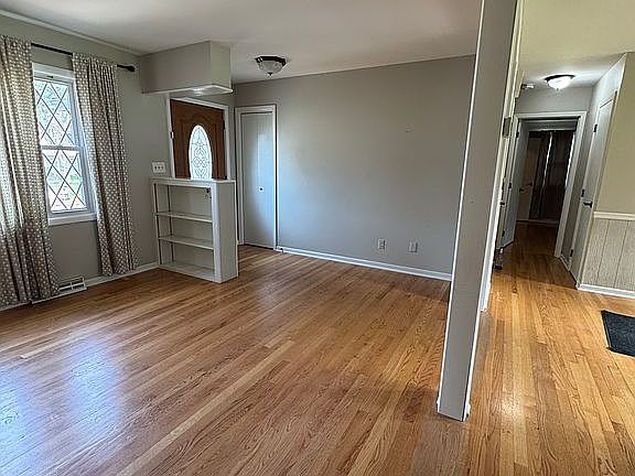 5th image of 1050 Johnston Dr