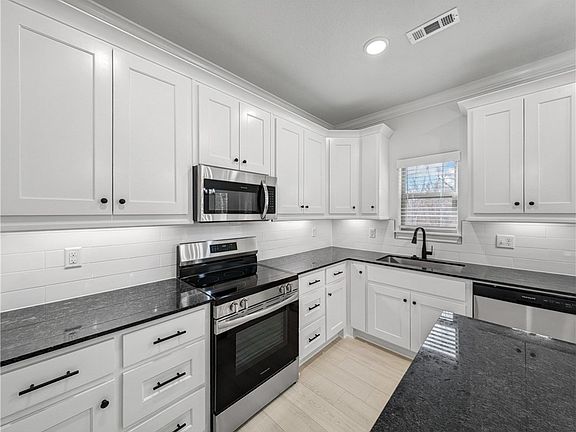3rd image of 27 Coldstream Ln