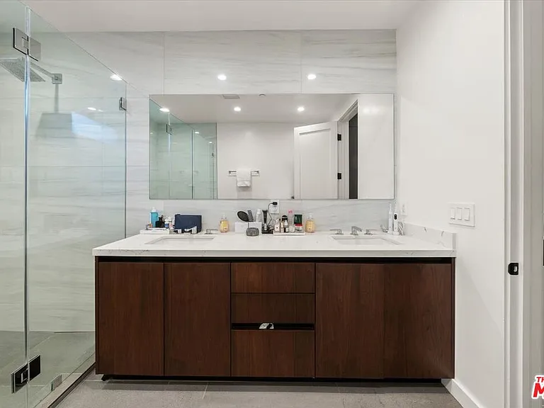 556 N Flores St #2B — Photo 15