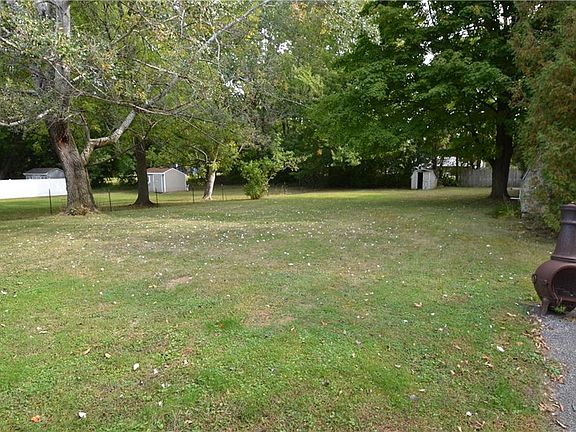 4th image of 11 Lorraine Dr