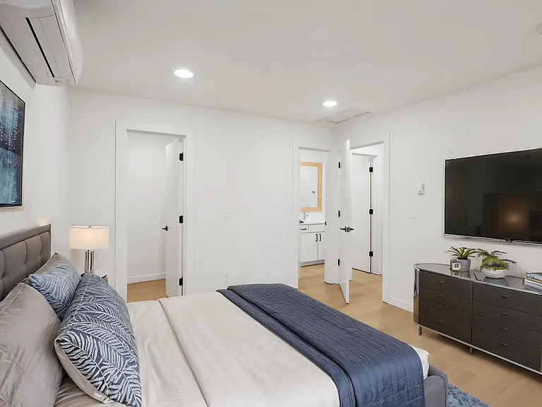 Emerald Place Apartments — Photo 13