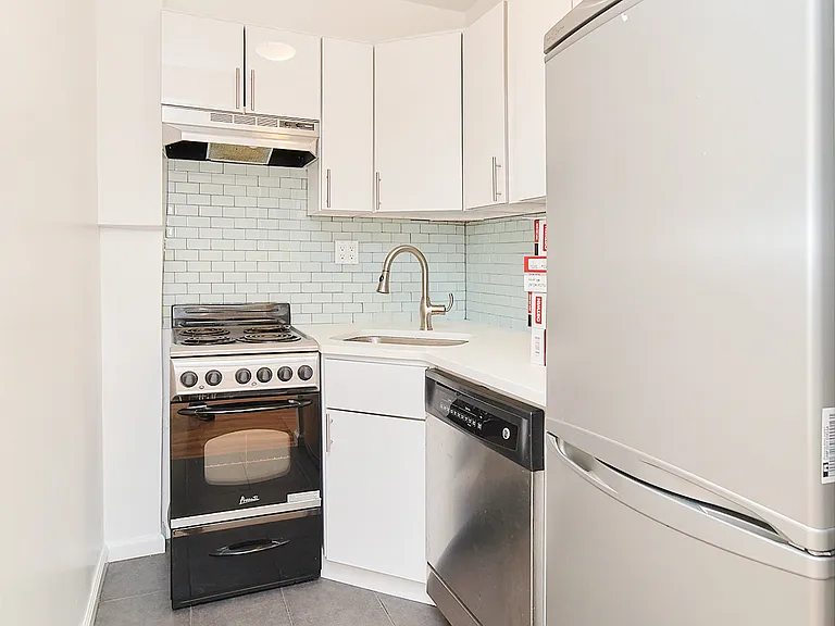 319 E 95th St #26 — Photo 3