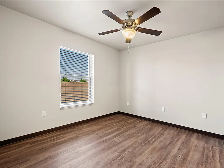 Lynne Village Apartments — Photo 43