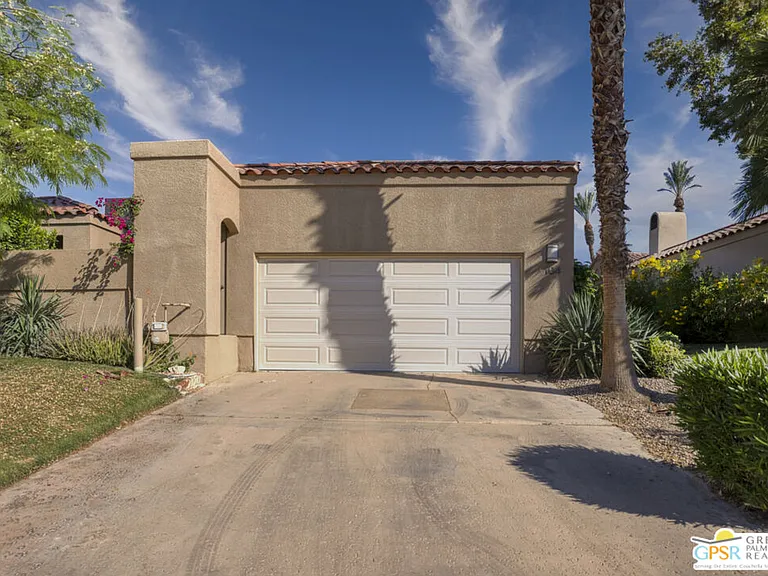 164 Lake Shore Dr — Photo 2