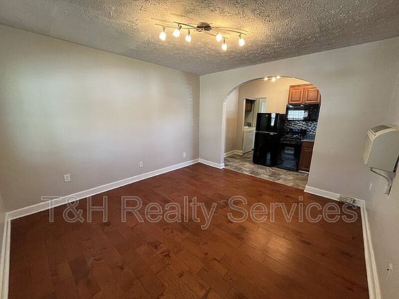 4th image of 4210 Graceland Ave