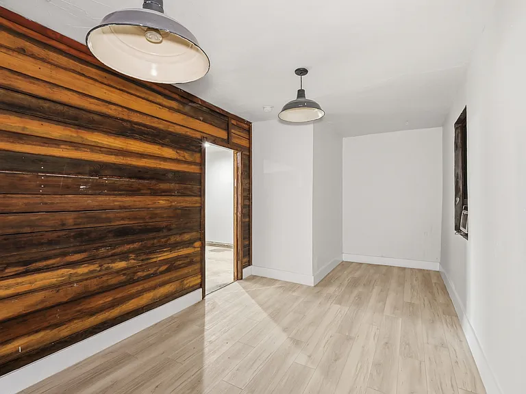 1002 Mardi Gras Ln — Photo 2
