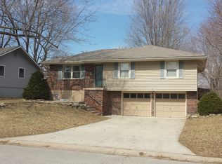 313 SW Stoney Brook Ln, Blue Springs, MO 64014