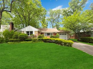 125 Wooleys Ln, Great Neck, NY 11023