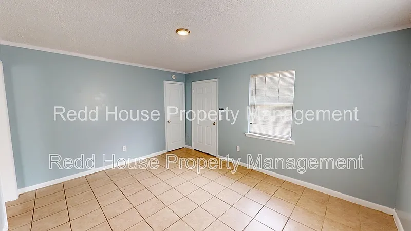 3 bed, 1.0 bath, 1032 sqft, $1,100 — Photo 3