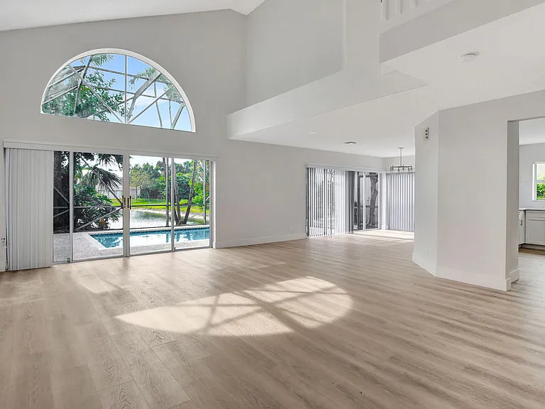 21391 Millbrook Ct — Photo 14