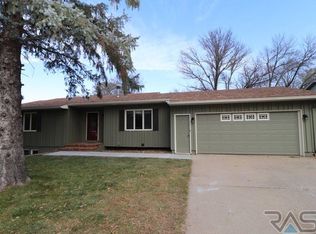1712 E 49th St, Sioux Falls, SD 57103
