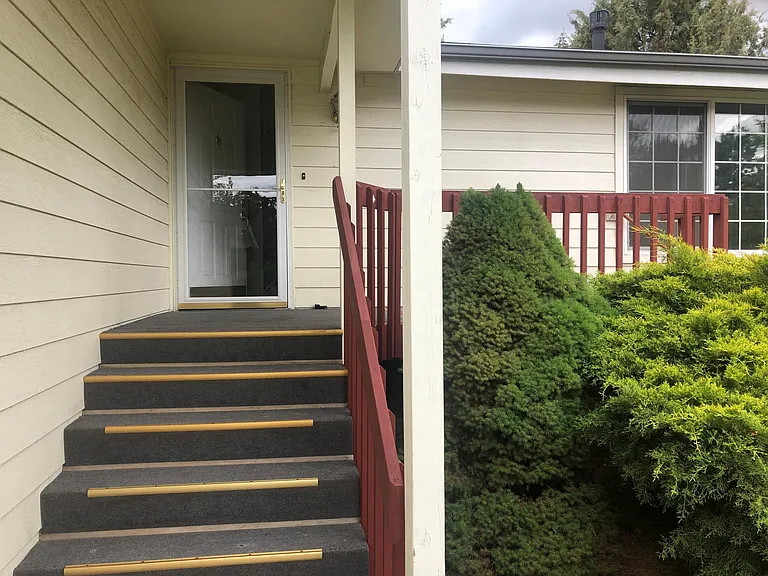 2515 NE Lavender Way — Photo 3