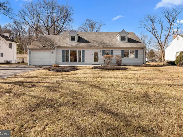 260 Robinwood Dr, Langhorne, PA 19047