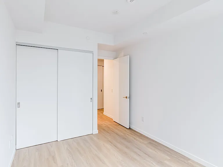 689 The Queensway #429 — Photo 15