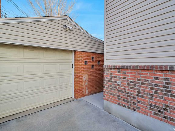 4th image of 2941 S Hudson Cir