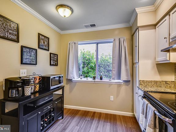 5th image of 32 Rockwell Ct