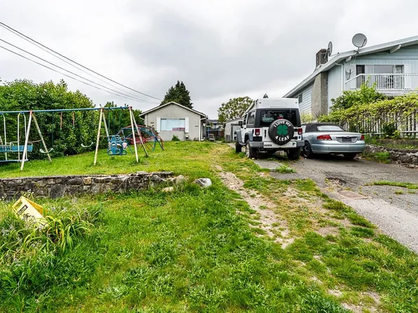2233 Edinburgh St, New Westminster, BC V3M 2Y2
