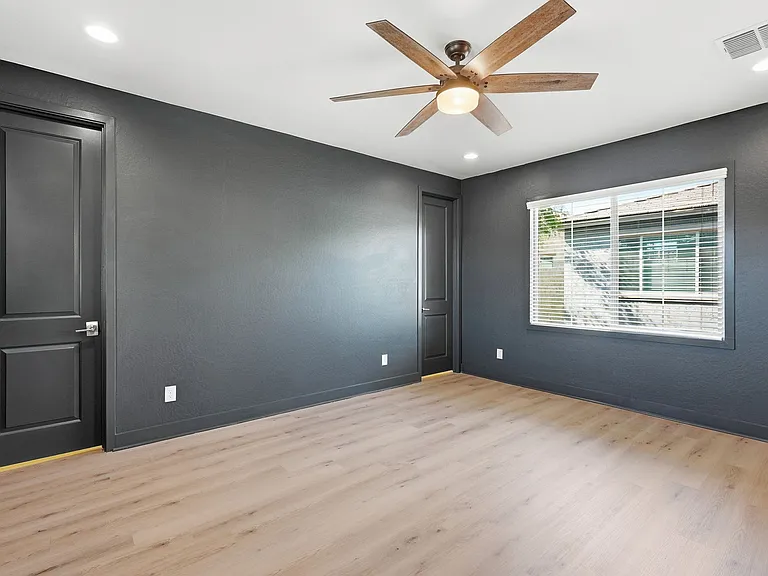 216 E Beatryce St — Photo 20