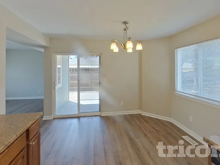 4470 Hollyridge Dr — Photo 4