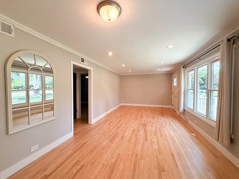 26W416 Macarthur Ave — Photo 9