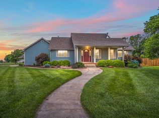 912 W 17th St, Newton, KS 67114