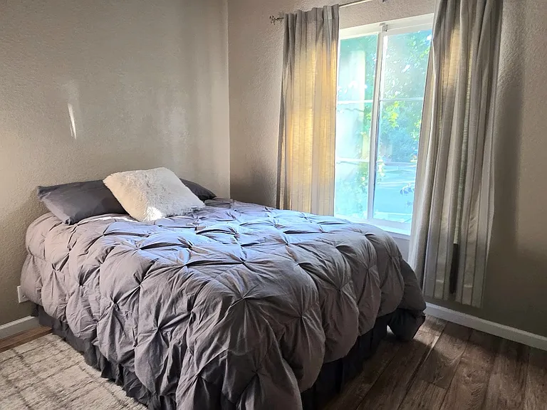Room for rent comes with Newer Bed, option of 50-inch flat screen TV, fast internet, and streaming channels with a great upstairs view of Scenic Heritage Oaks. Park-like setting here,