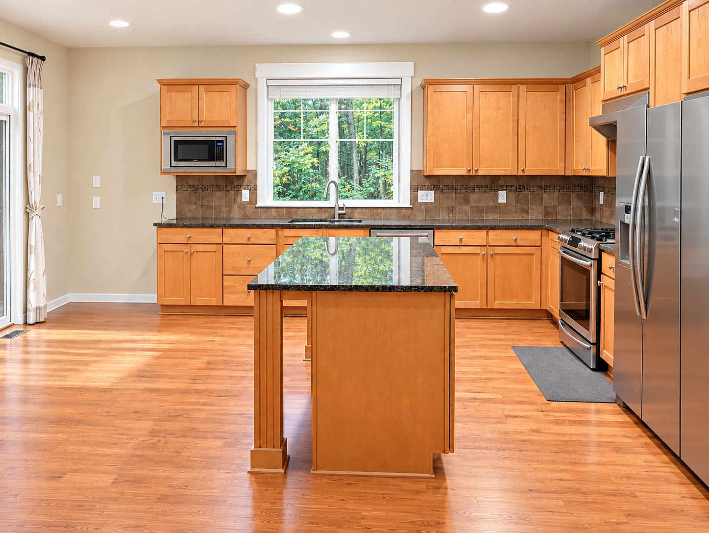 4 bed, 2.5 bath, 3100 sqft, $4,795 — Photo 3