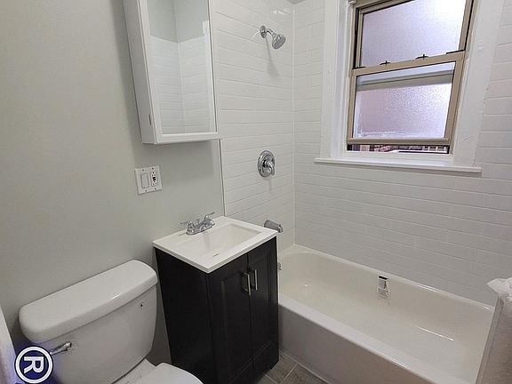 3rd image of 1458 W Thorndale Ave #3