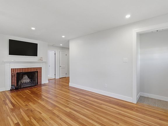 4th image of 109 S Flagg St