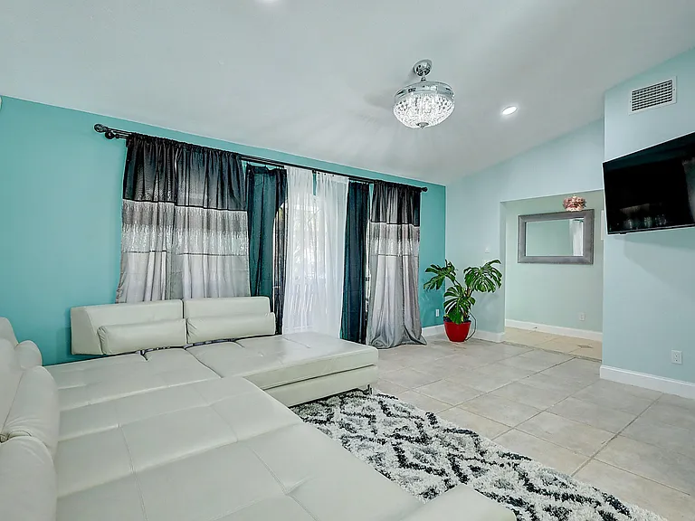 238 SW Grove Ave — Photo 7