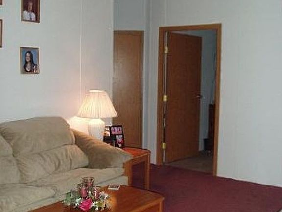 5th image of 220 Willow Cir