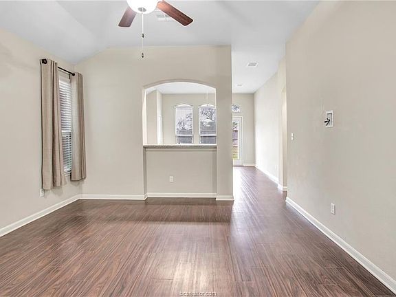 5th image of 1087 Venice Dr