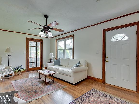 4th image of 211 E Pine Grove Ave