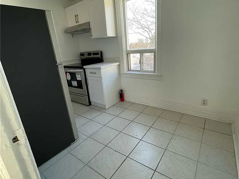 1228 Dufferin St #2 — Photo 4