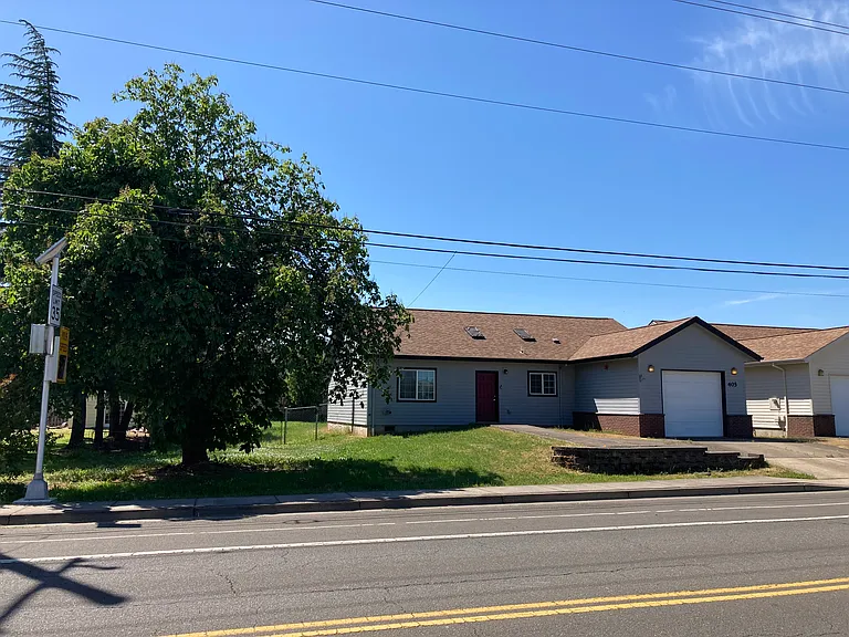 405 SE Fir Villa Rd — Photo 4