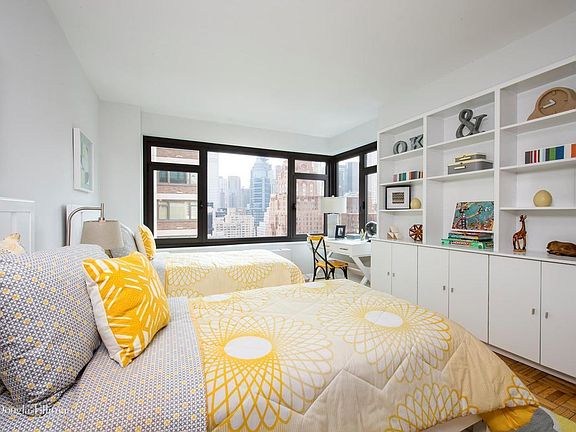 3rd image of 160 E 65th St APT 15D
