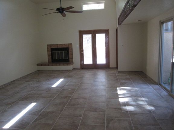 3rd image of 612 Willow Ct SE