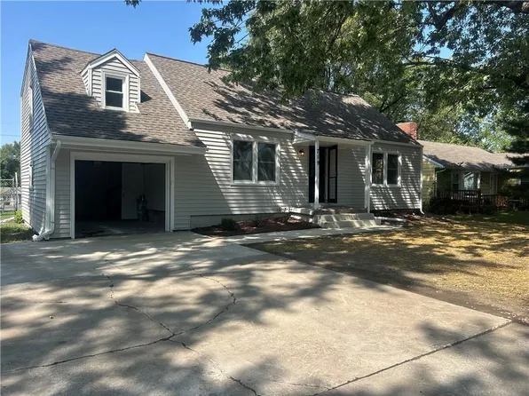 719 N Walker Ln, Olathe, KS 66061