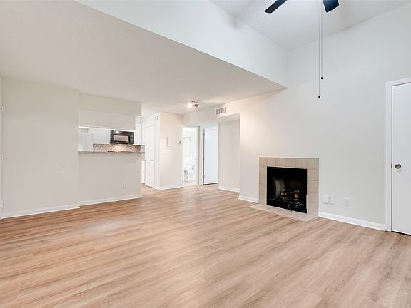 4th image of 325 Lakepointe 304 Dr
