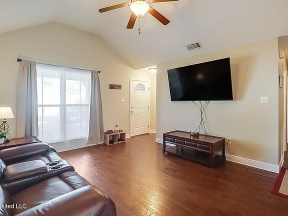 5th image of 211 Lantana Blvd