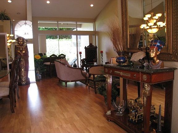 Foyer, nice and wide
