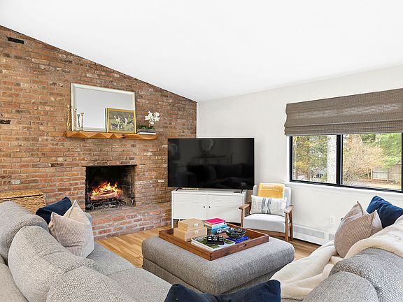 4th image of 28 Seabright Ave