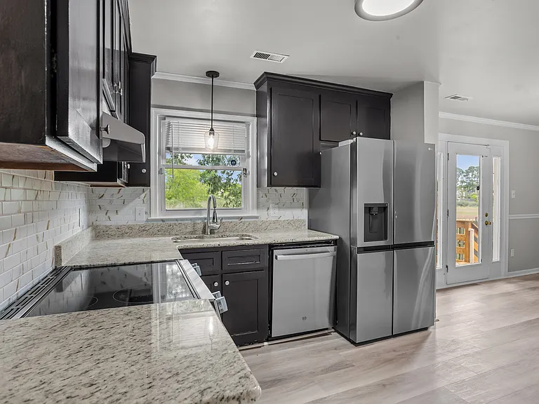 913 Laredo Ct — Photo 12