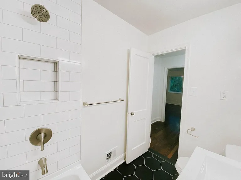 44 E Rosemont Ave — Photo 11