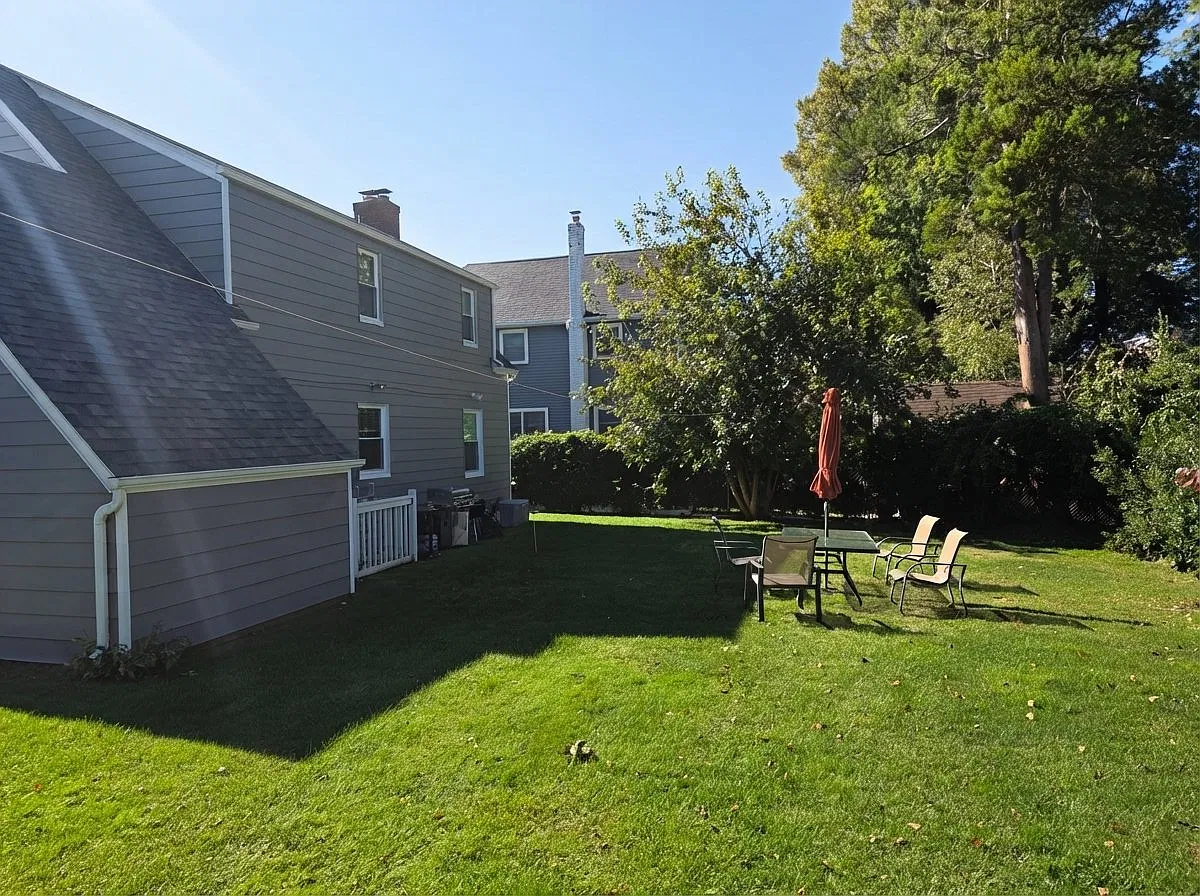 newly renovated 3 bedroom home with new finished basement apartment — Photo 3