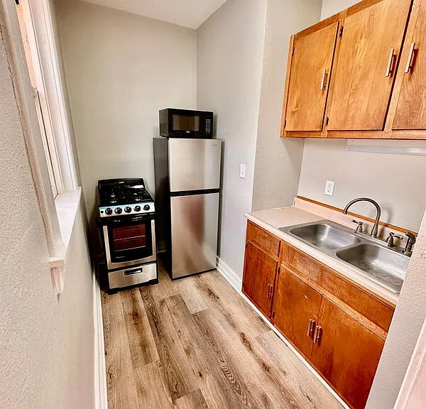208 S 9th St #3 — Photo 2
