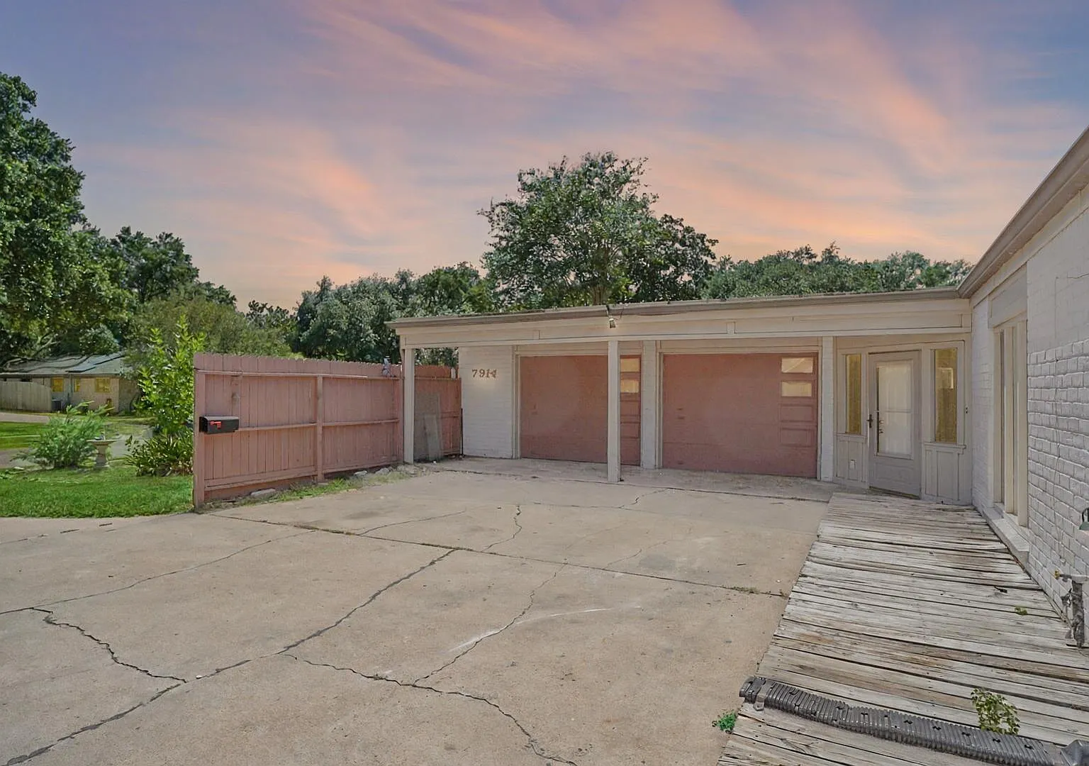 4 bed, 2.5 bath, 2817 sqft, $2,100 — Photo 1