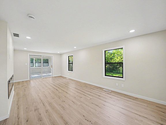 5th image of 21 Barberry Dr